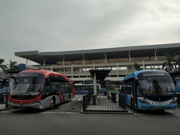 珠海城轨公交车站的银隆新能源汽车 图片来源:每日经济新闻记者 陈鹏