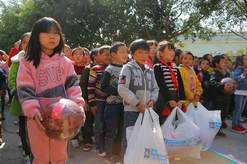 省体育局走访贫困地区与群众共度扶贫日