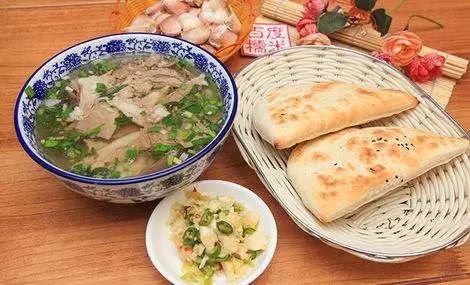 真正的"泡馍"应该算是 水盆羊肉和搭配它的 月牙饼.