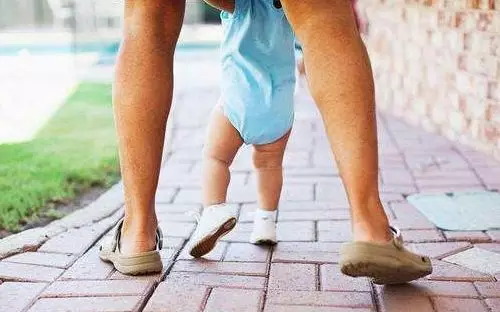 孩子学走路时摔倒如何应对?你的反应将影响孩子一生
