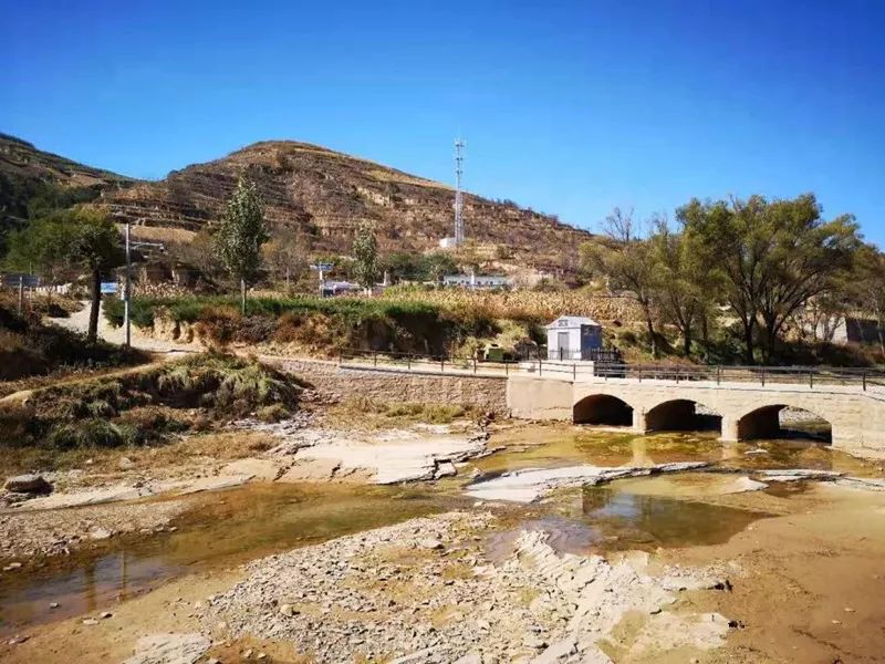 电视剧《平凡的世界》取景于陕西绥德郭家沟村,位于距离绥德县城东17