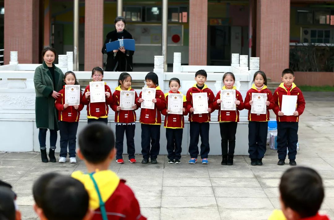 赏中华诗词做隽雅少年南充一中附属小学诗词大会