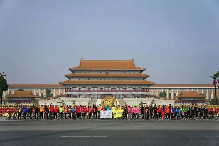 路过扬子江药业,被这霸气的建筑群深深震撼,五十名骑友一字排开,合影