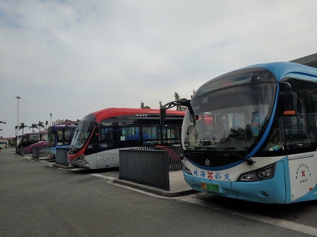 珠海城轨公交车站的银隆新能源汽车 图片来源:每日经济新闻记者 陈鹏