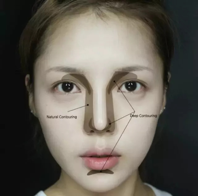 注意鼻梁两侧的线条一定要直,眉骨和鼻梁交界处,鼻头两侧都要加深~ ▼