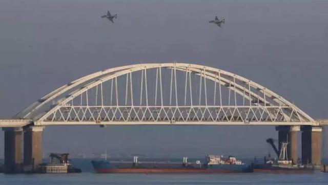 俄罗斯向乌克兰军舰开火,真是人狠话不多,上去