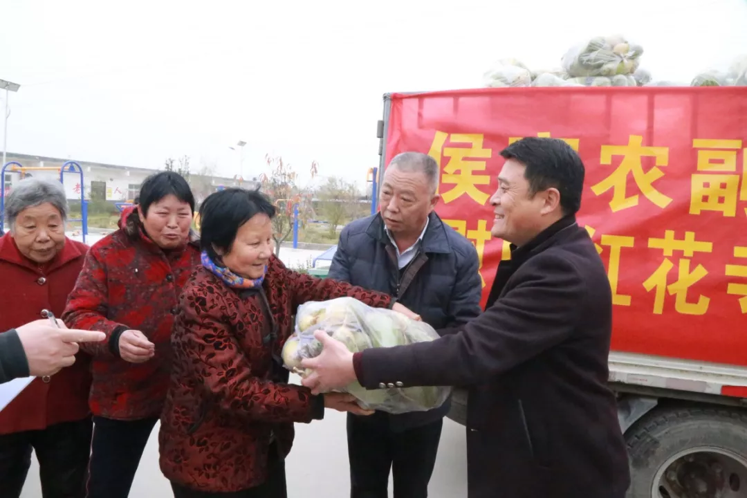 侯寨农副产品批发市场常务副总经理金山及红花寺社区老年公寓工作人员