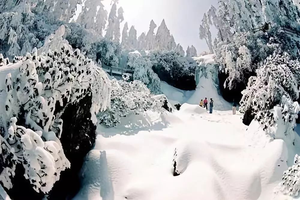 在云海冰瀑上滑雪,看神灯佛光和三个太阳!_瓦屋山