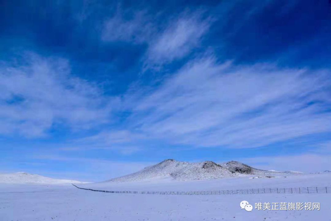 山披素纱,白雪皑皑,与湛蓝的天空自然融成一幅冬季油画,美不胜收.