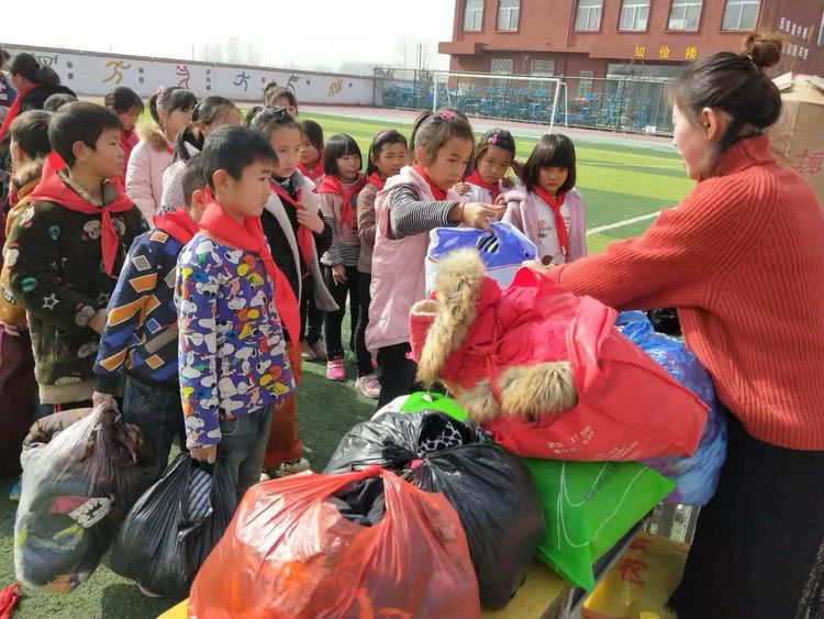 阜南县于集乡程楼小学开展"衣旧情深,传递爱心"捐赠衣物活动