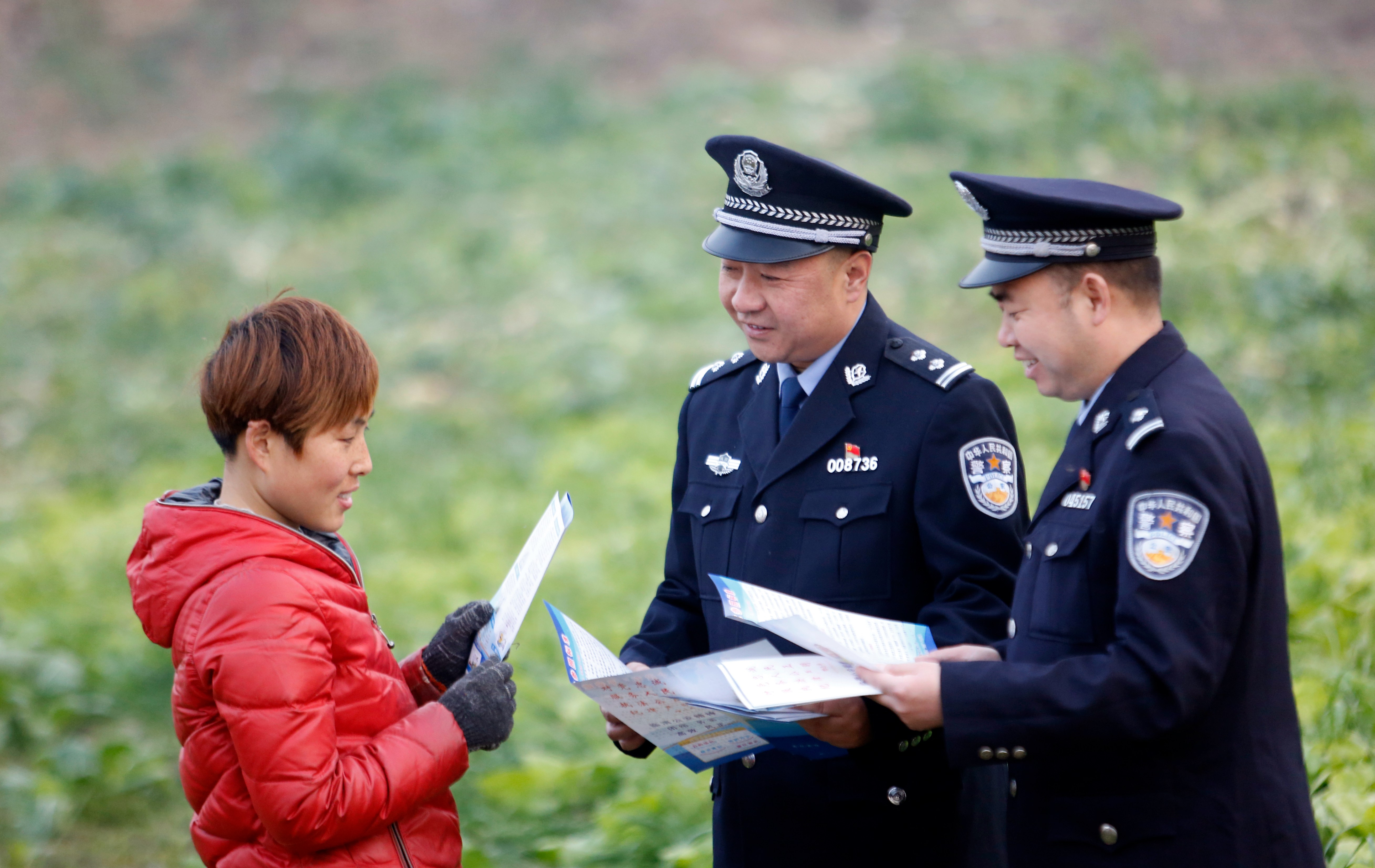 人民公安报头版聚焦临渭公安访民意听民声