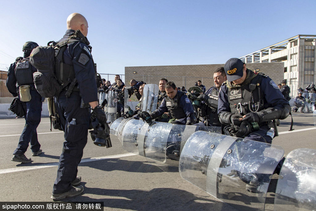 墨西哥非法移民车队试图穿越边境 遭美国边境