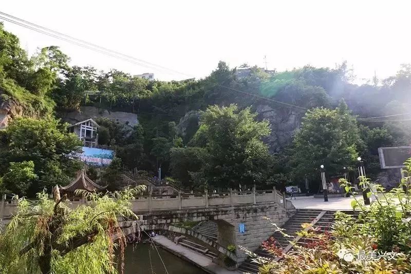 兴文县甘洞湾苗寨景区— 甘洞湾溶洞公园,苗族风情街,花山公园 贯彻