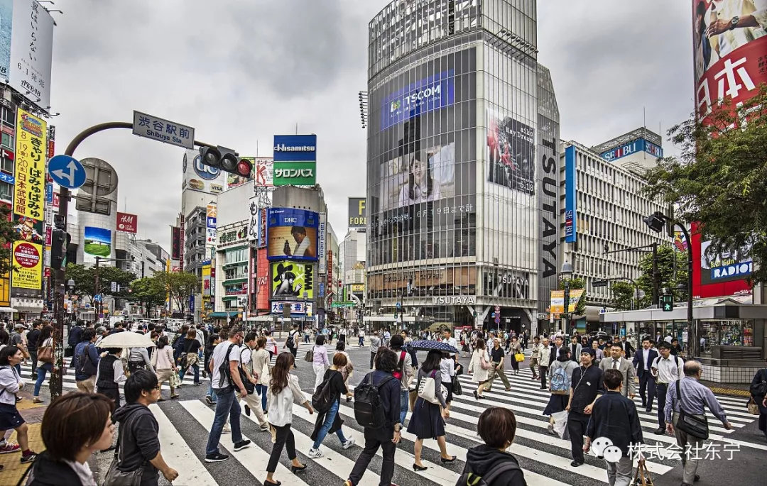 涩谷著名的全向十字路口可以看到上千的人流量.