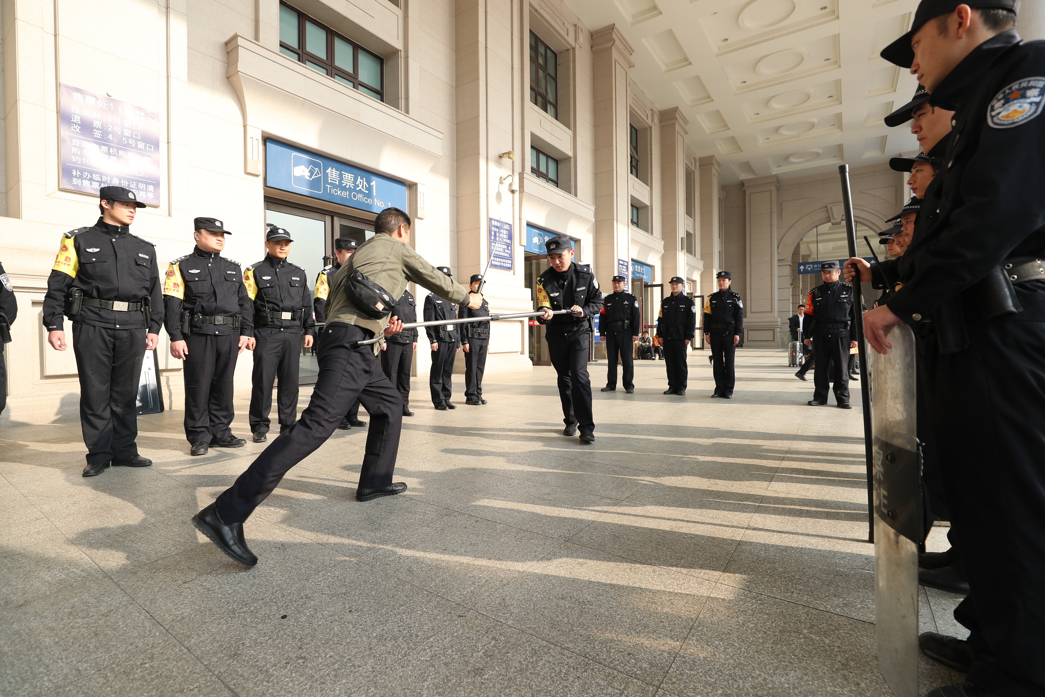 武汉铁路公安:岗前练兵提素质