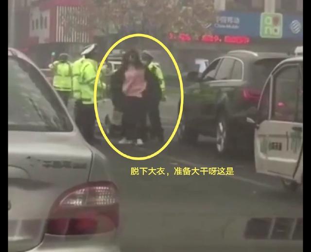 济南奥迪女司机违章被查,当街连续拳击民警,气焰嚣张不可一世