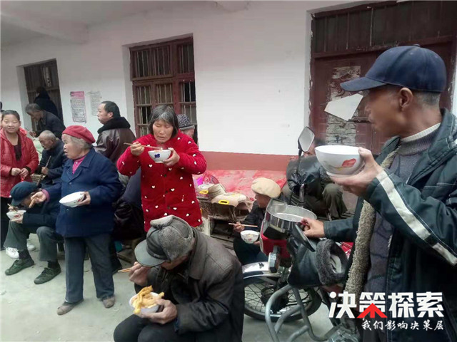 南召县太山庙乡梁沟村:农民张然关爱贫困户