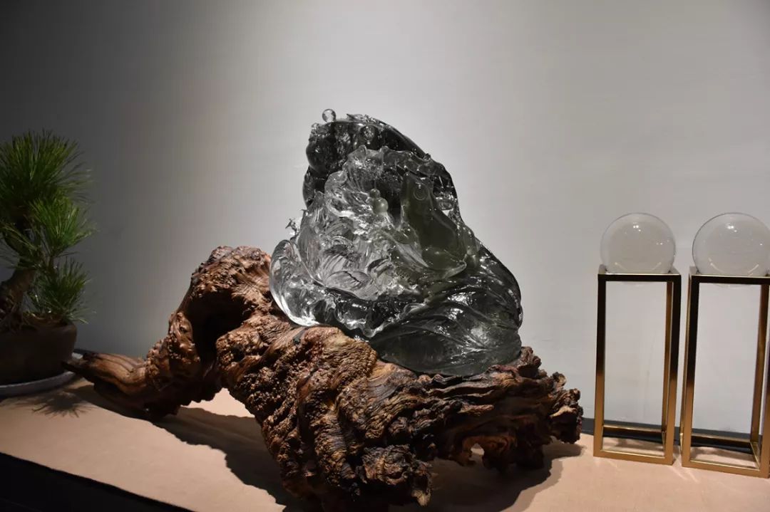 工作室风采郑燕自幼喜欢水晶,受水晶艺术陶冶,1989年开始处置水晶砥砺