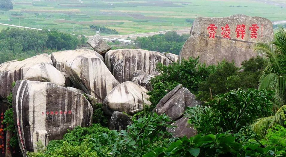 东山岭位于海南岛东南部万宁市郊,海拔184米,以"东山八景","仙山佛国