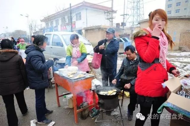 盘克镇热闹的集市