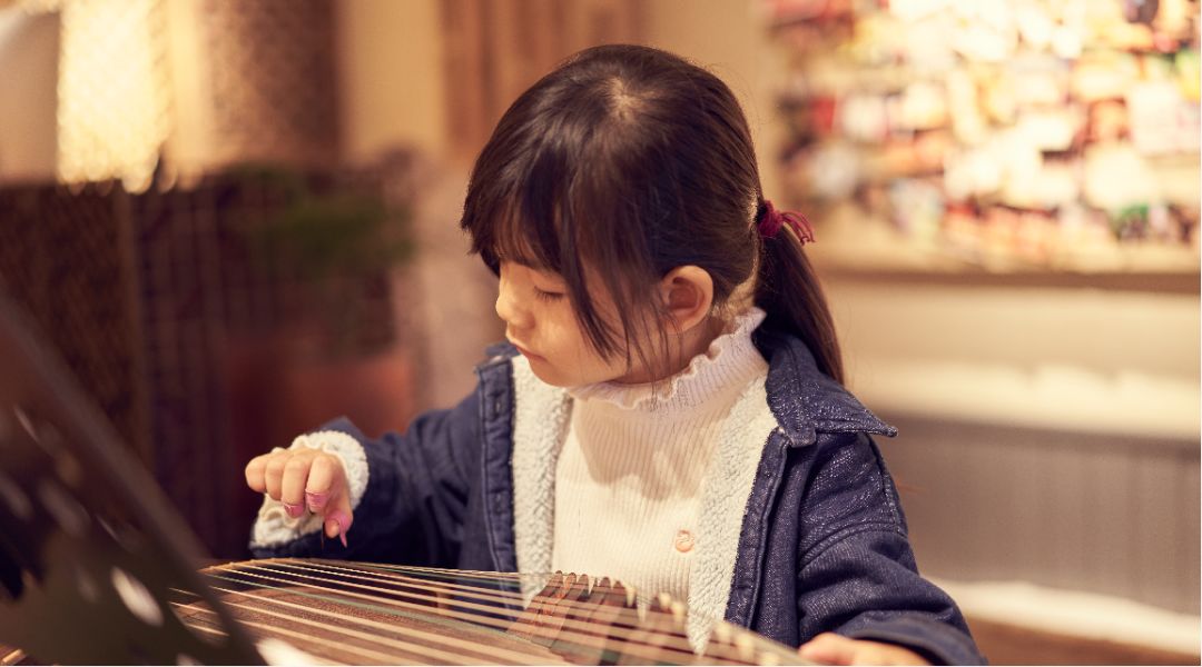 萧山一幼儿园小女孩爱上弹古筝短短三个月气质都变了