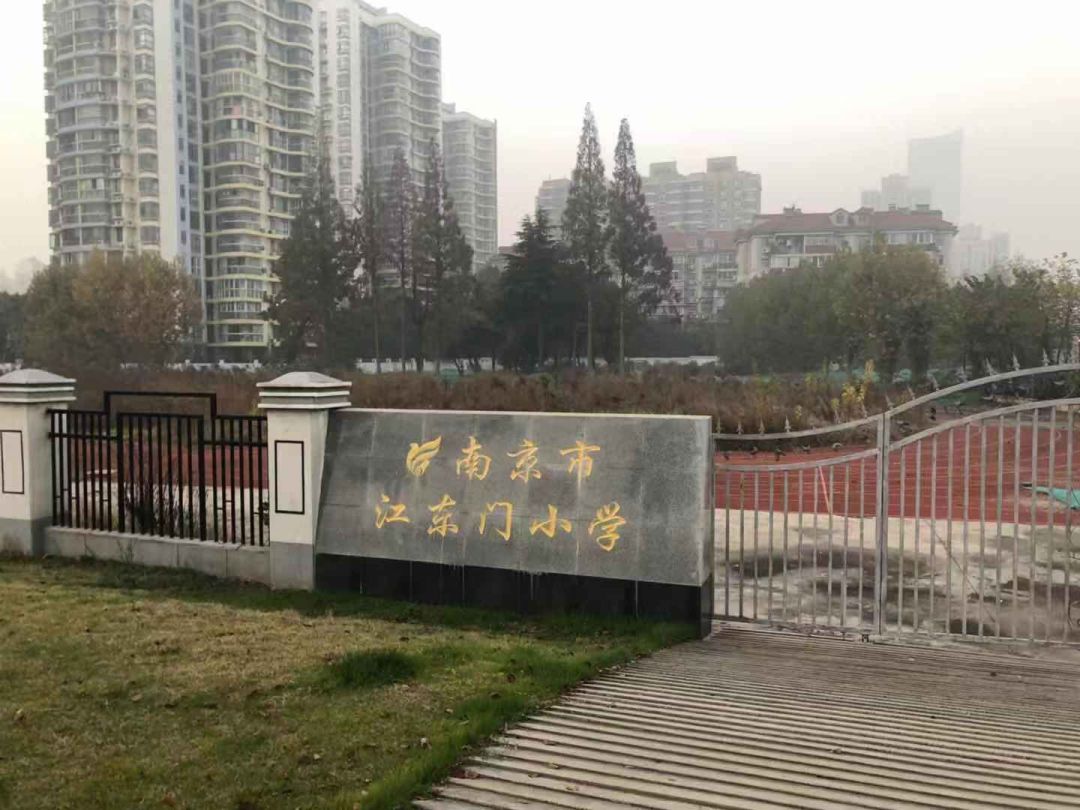 通过实探发现,地块前身为南京江东门小学,旁边就是南京大屠杀纪念馆