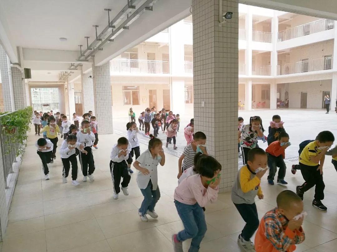 景贤小学在校内开展消防安全疏散演练.