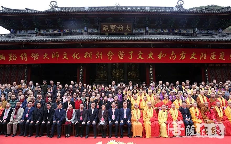 四周峰峦叠嶂,寺前幽溪横流,走进天台山高明讲寺,巨赞法师手书的楹联