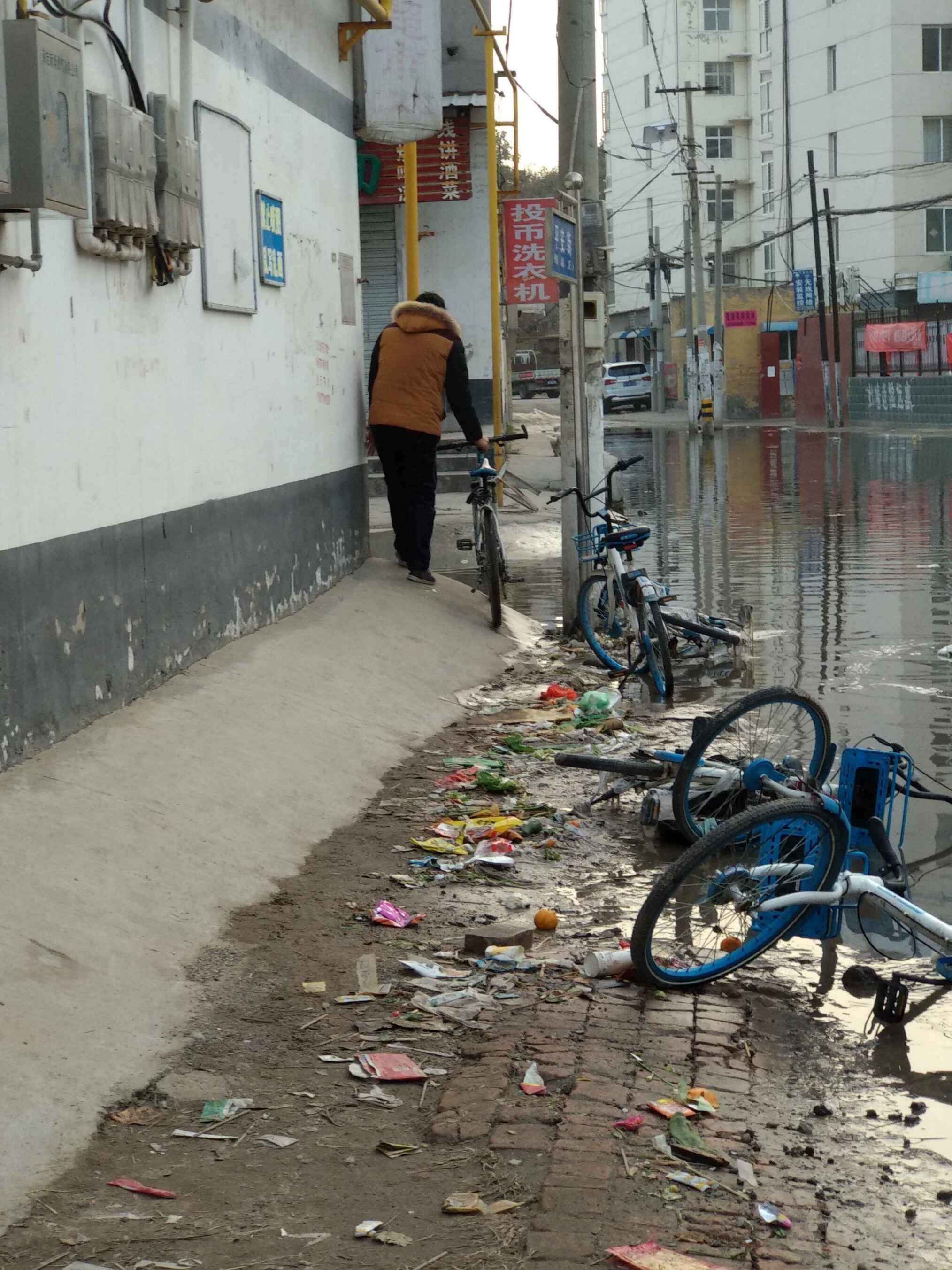 西安某路段突发积水，汽车轮胎被淹的背后故事