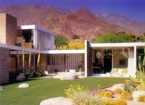 在加州的小城帕穆斯林斯的沙漠中还拥有一栋度假别墅——考夫曼沙漠