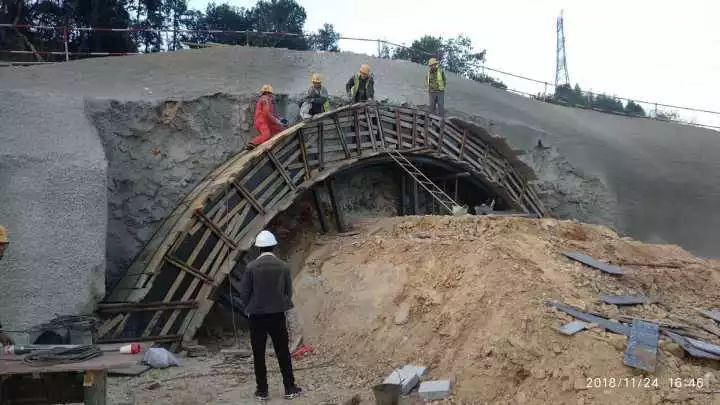 谷岙隧道进口导向墙安装模板