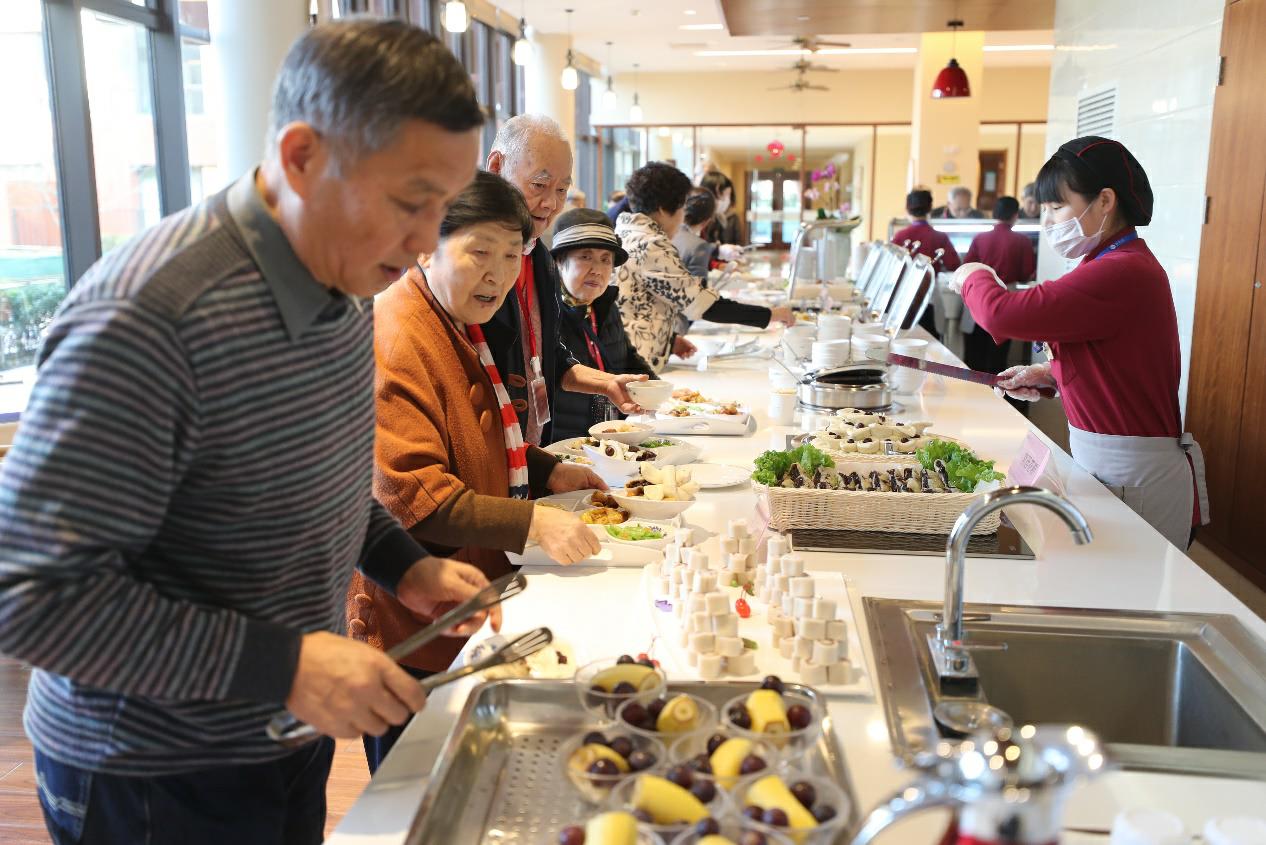 恭和家园老北京美食节,社区老人们正在营养餐厅品鉴刚刚出锅的菜品