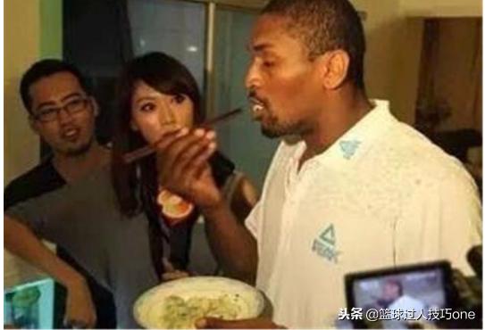 NBA吃货遇上中国美食：魔兽撸串一脸享受，汤神吃面掉桌上捡起吃