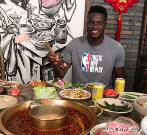 NBA吃货遇上中国美食：魔兽撸串一脸享受，汤神吃面掉桌上捡起吃