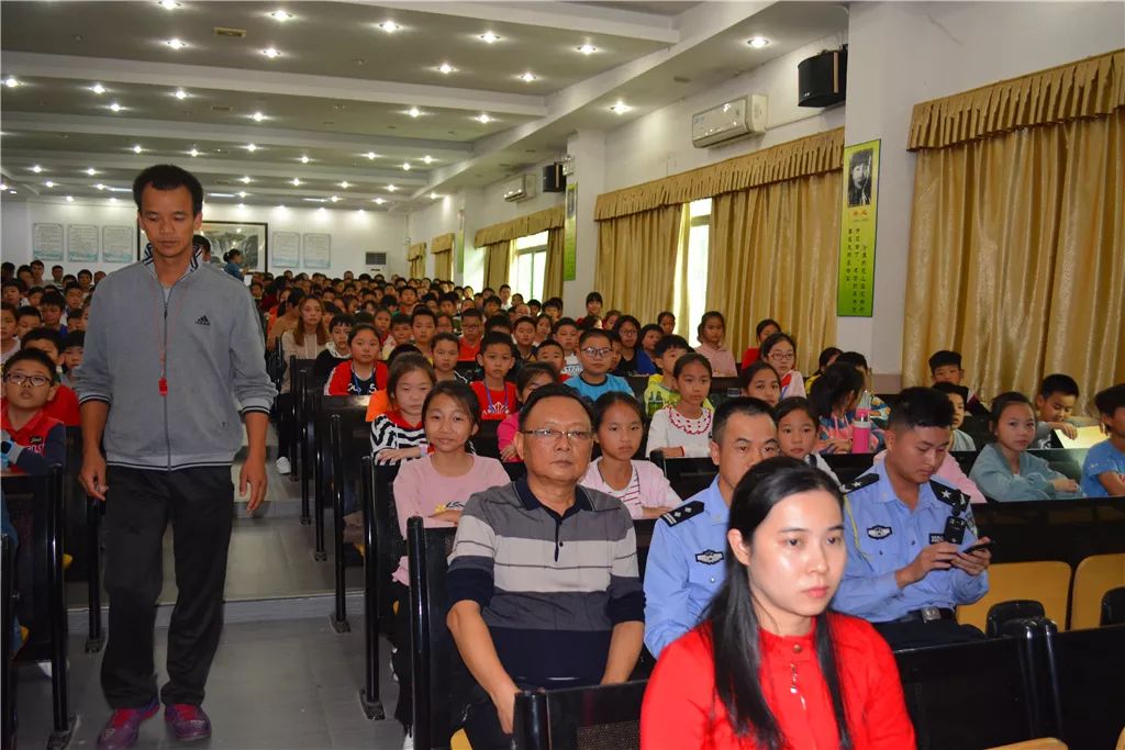 中队特邀"马路天使"谭宇宁讲师等一行三人来英华学校进行交通安全讲座