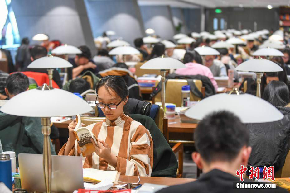 考生图书馆冲刺备考 自习室一座难求