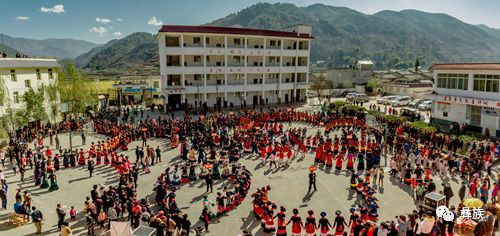 凉山越西县各地援干部融入彝族村民欢天喜地过大年