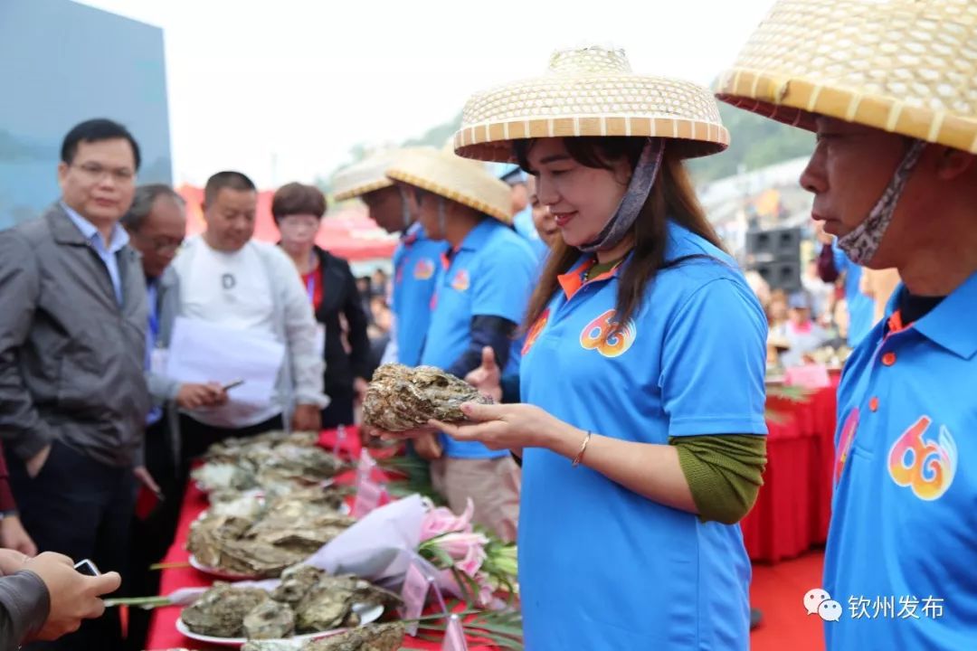 宽度,高度和美观度等综合评比,在2018年钦州蚝情节蚝王争夺赛现场