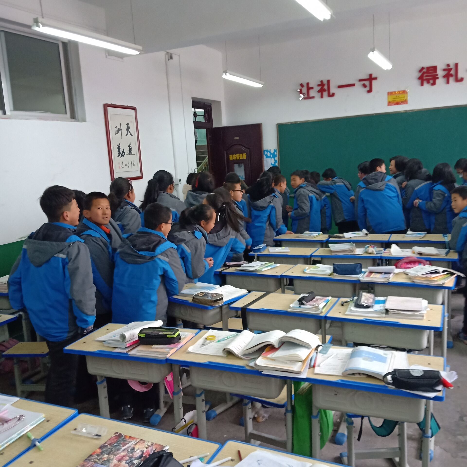 旬邑县土桥中学举行了防踩踏暨自救自护安全演练活动