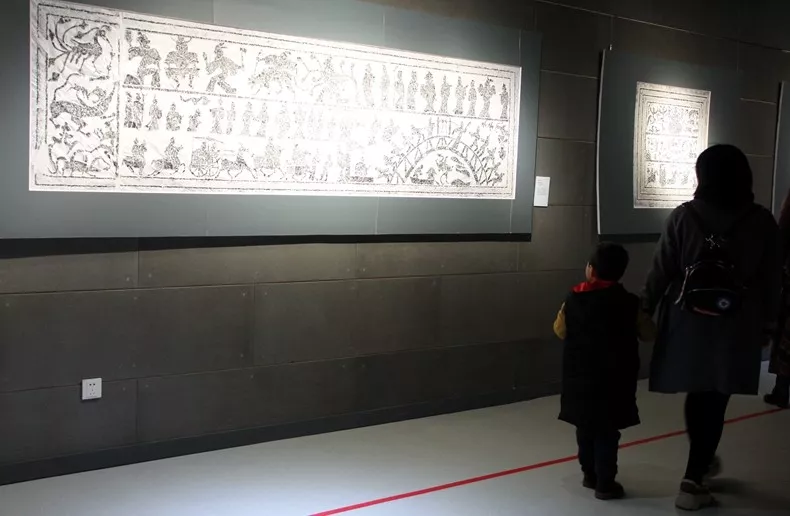 河南博物院东配楼一楼 ▲"中国汉画大展"展览现场 参观者正欣赏一幅汉