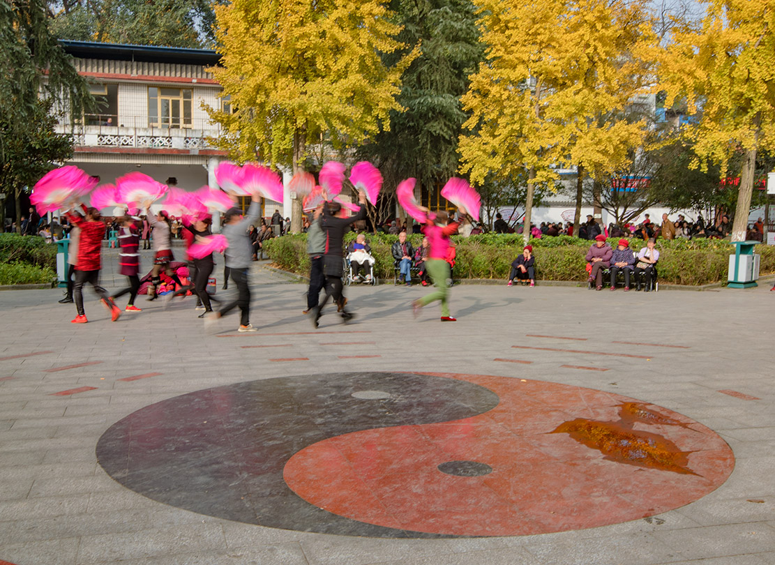 凤鸣公园彭山中老年人的蜀适乐园