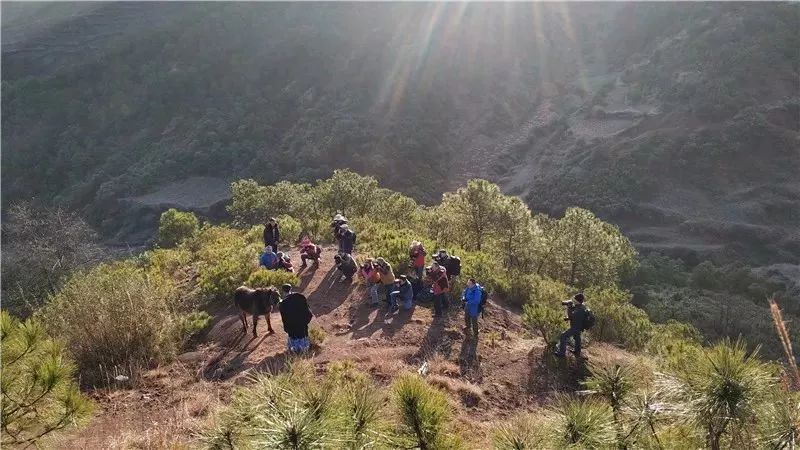 彝胞家里过新年与当地彝族同胞留影与彝族小朋友合影大凉山摄影团合影