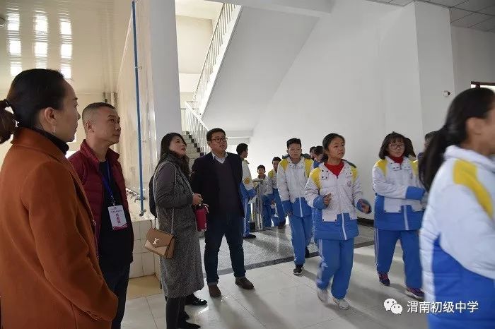 渭南初级中学学生家长走进学校食堂体验学生就餐