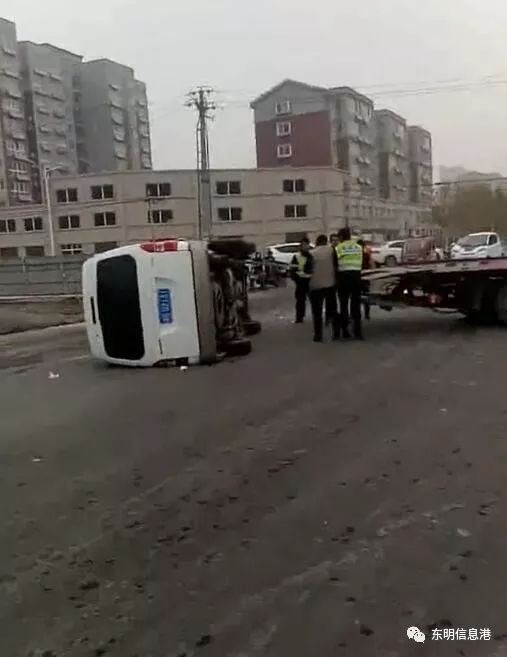 实拍!东明城区发生车祸,一面包车侧翻