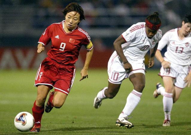 中国足球第一人偶像是C罗，颁奖不忘时刻健身，挥汗如雨，真棒！