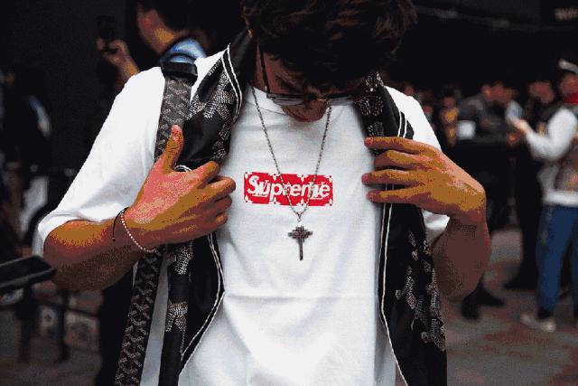 態度 Supreme 店員