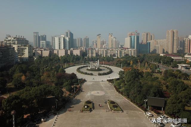 航拍衡阳市高新区太阳广场,初冬时节黄绿相间,高空俯瞰别样美