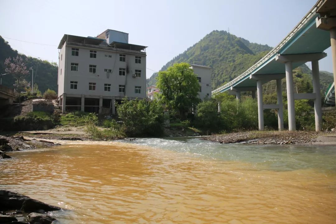 白河的魅力,反映出县委县政府近几年新建高级中学,狮子山新城和河街"