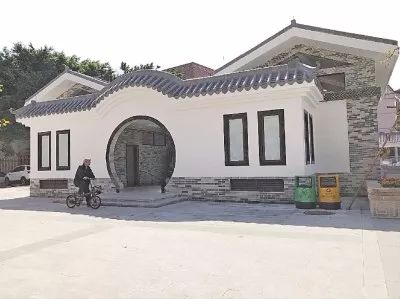 凤西公园里仿古式建筑的公厕