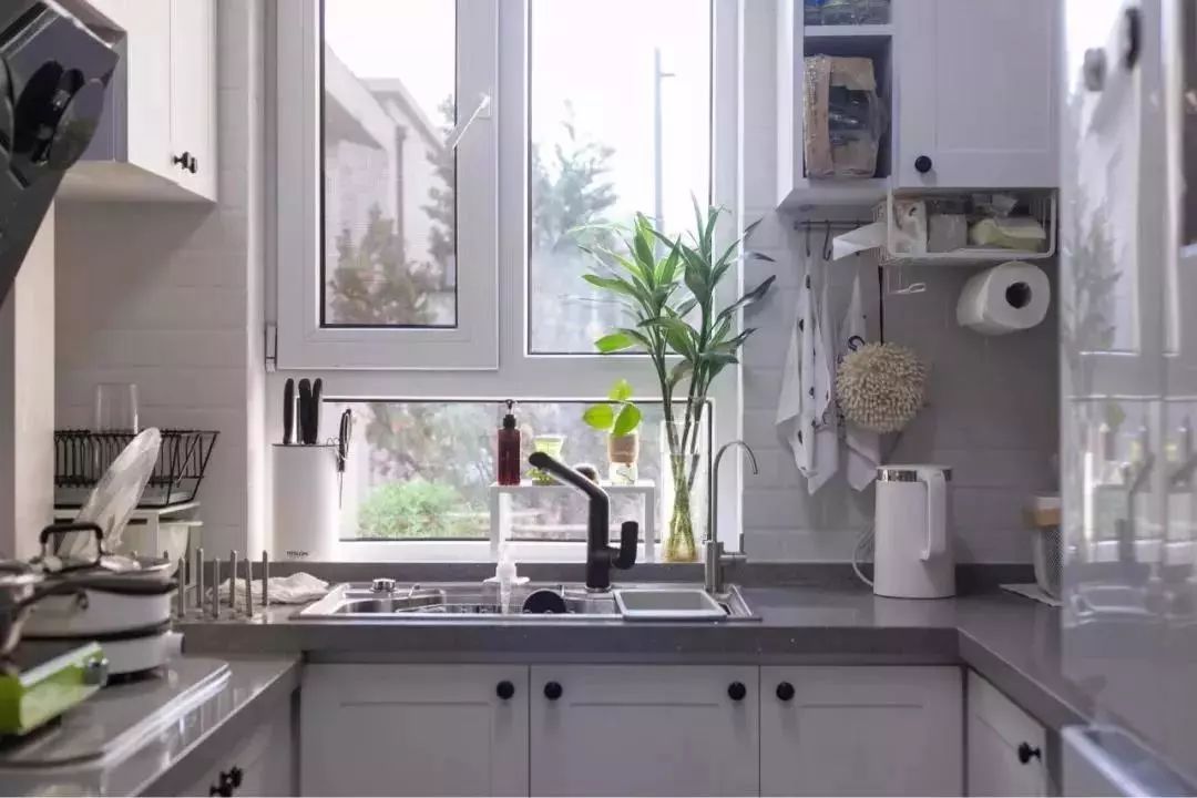 让做饭变得更轻松 厨房操作台采用高低台处理 搭配白色的台面 自然的